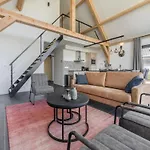 Thatched Luxury Leisure Farm For 6 People Dom wakacyjny *