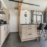 Thatched Luxury Leisure Farm For 6 People Дом отдыха *