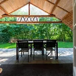 Dom wakacyjny Thatched Luxury Leisure Farm For 6 People