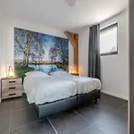 Thatched Luxury Leisure Farm For 6 People Dom wakacyjny *