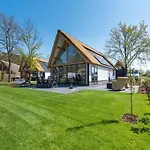 Thatched Luxury Leisure Farm For 6 People Dom wakacyjny *