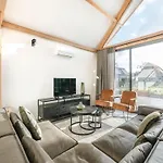 Thatched Luxury Leisure Farm For 6 People Dom wakacyjny