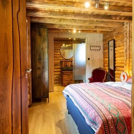 Thatched Luxury Leisure Farm For 6 People בית נופש