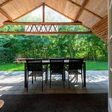 בית נופש Thatched Luxury Leisure Farm For 6 People