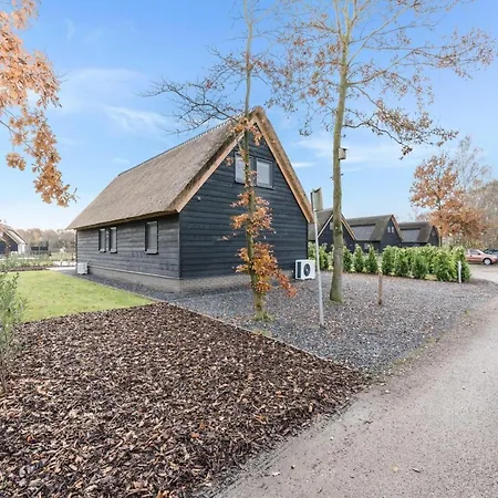Thatched Luxury Leisure Farm For 6 People בית נופש