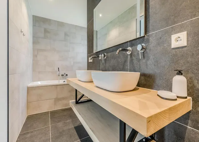 Thatched Luxury Leisure Farm Suitable For Up To 6 People Nr 669