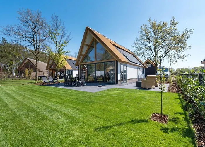 Thatched Luxury Leisure Farm Suitable For Up To 6 People Nr 669 *